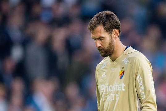 Djurgårdens målvakt Andreas Isaksson deppar