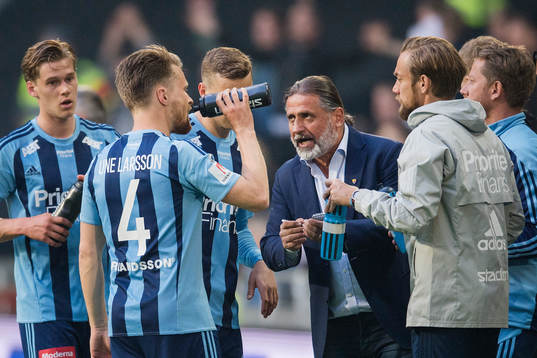 Djurgårdens tränare Özcan Melkemichel samlar spelarna