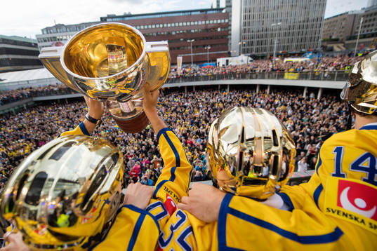 Spelarna lyfter pokalen på Sergels torg när Sveriges