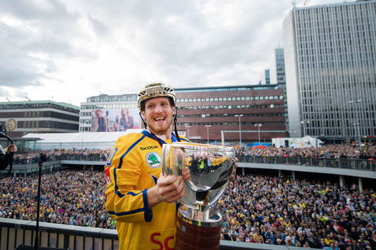 Gabriel Landeskog med pokalen på Sergels torg när