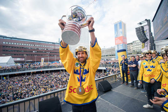 Målvakt Henrik Lundqvist lyfter pokalen på Sergels torg