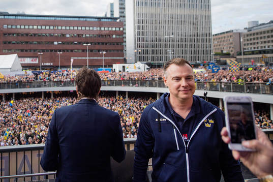 Förbundskapten Rikard Grönborg på Sergels torg när