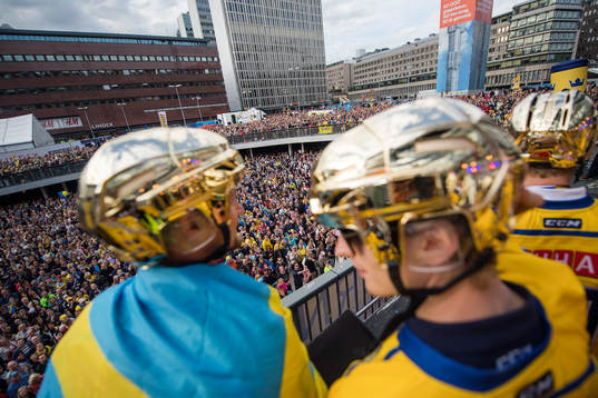 Spelarna firar på Sergels torg när Sveriges landslag i