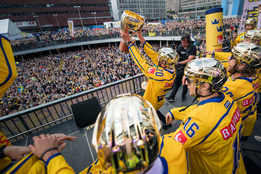 Joel Lundqvist lyfter pokalen på Sergels torg när