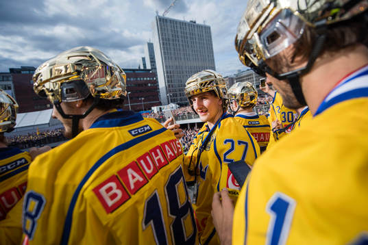 Philip Holm på Sergels torg när Sveriges landslag i
