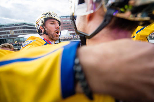 målvakt Henrik Lundqvist jublar på Sergels torg när