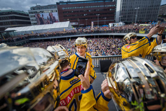 William Nylander på Sergels torg när Sveriges landslag i