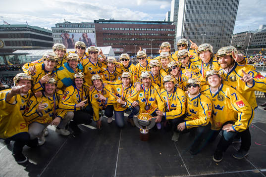 Spelarna jublar med pokalen på Sergels torg när Sveriges