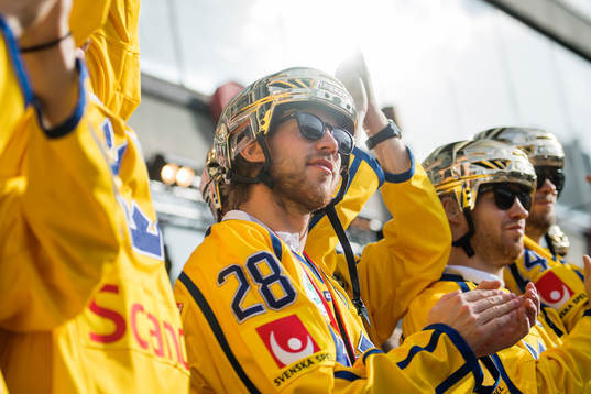 Elias Lindholm på Sergels torg när Sveriges landslag i