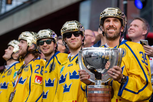 Sveriges målvakt Henrik Lundqvist med pokalen på Sergels