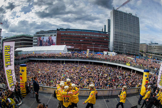 Sveriges spelare jublar på Sergels torg när Sveriges