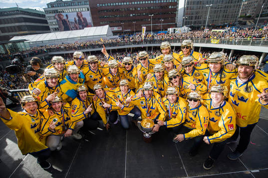 Spelarna jublar med pokalen på Sergels torg när Sveriges