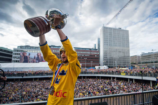 Oliver Ekman Larsson på Sergels torg när Sveriges