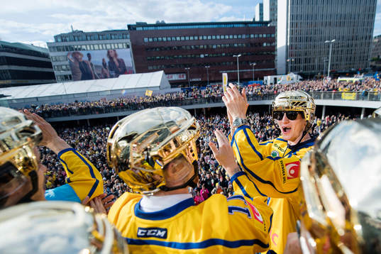 John Klingberg jublar på Sergels torg när Sveriges