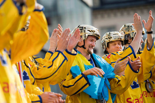 Anton Strålman på Sergels torg när Sveriges landslag i