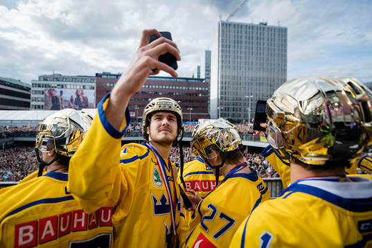 Dennis Everberg på Sergels torg när Sveriges landslag i