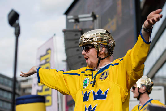 Joakim Nordström på Sergels torg när Sveriges landslag i