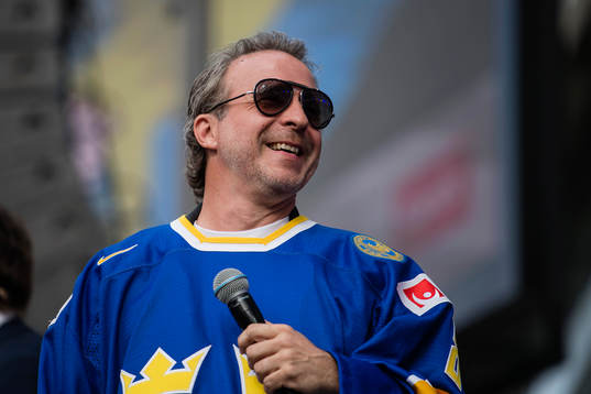 Patrik Isaksson uppträder på Sergels torg när Sveriges