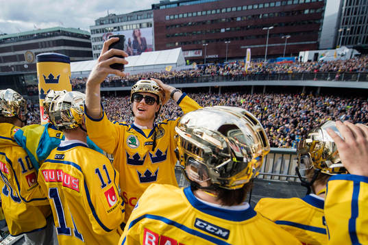 Carl Klingberg på Sergels torg när Sveriges landslag i