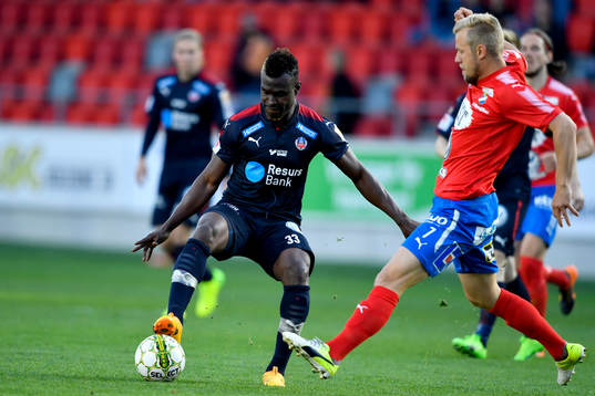 Helsingborgs Edwin Gyimah och Östers Sebastian Crona