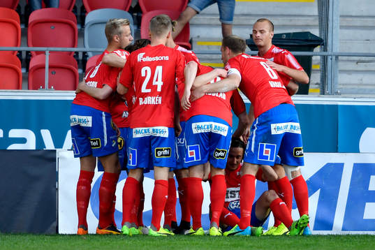 Östers Mattias Pavic jublar med lagkamrater