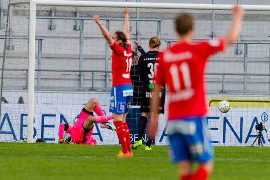 Östers Mattias Pavic (ej i bild) skjuter bollen i mål