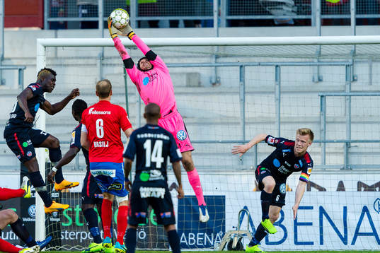 Helsingborgs målvakt Matt Pyzdrowski fångar bollen i