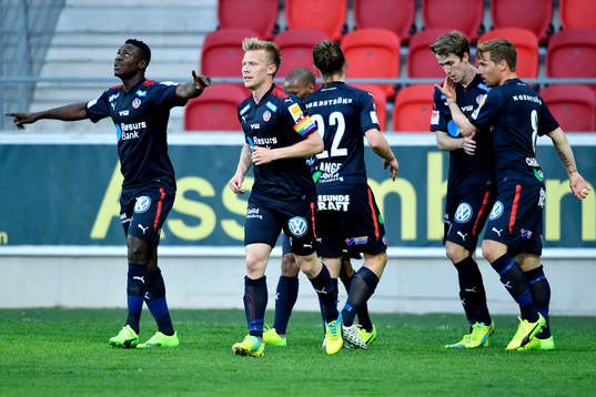 Helsingborgs Oke Akpoveta jublar