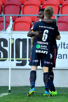 Helsingborgs Oke Akpoveta och Andreas Landgren jublar