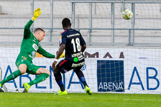 Helsingborgs Oke Akpoveta skjuter bollen i mål bakom