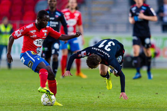 Helsingborgs Alex Timossi Andersson faller