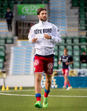 IFK Göteborgs Mattias Bjärsmyr värmer upp innan