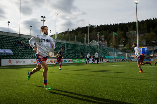 IFK Göteborgs Mattias Bjärsmyr värmer upp innan