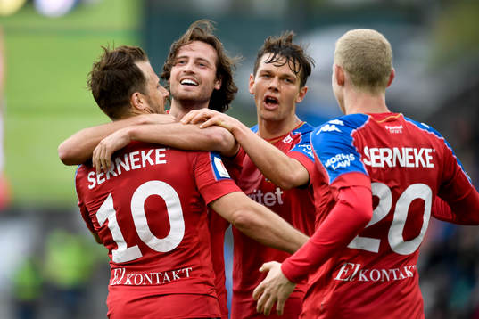 IFK Göteborgs Tobias Hysen kramas om av Mikkel Diskerud