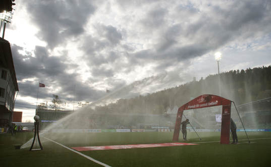 Två bollkallar får stå