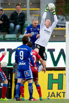 Sundsvalls Marcus Danielson i en duell med IFK Göteborgs