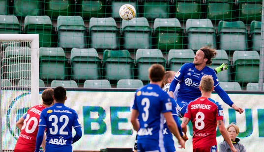 Sundsvalls Linus Hallenius når högst men bollen räddas