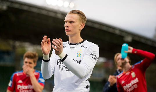 IFK Göteborgs målvakt Pontus Dahlberg tackar publiken