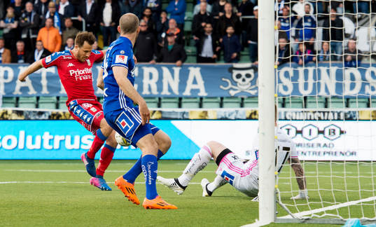 IFK Göteborgs Tobias Hysen slår in sin egen retur till 0-1