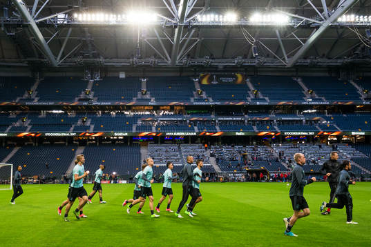 Ajax spelare värmer upp