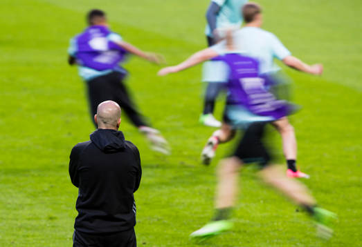 Ajax tränare Peter Bosz följer spelet