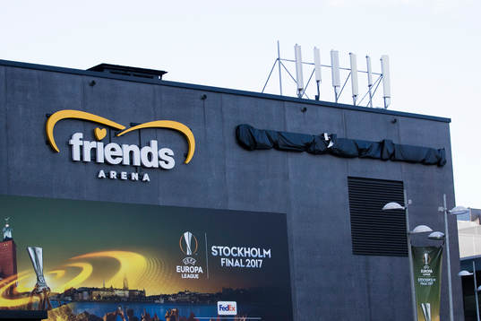 Skylten för ett hotell är övertäckt på Friends Arena