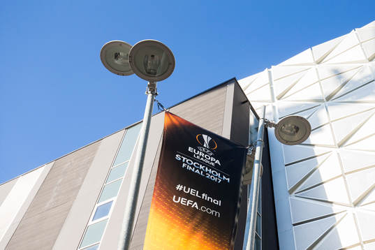En vepa hänger framför Friends Arena