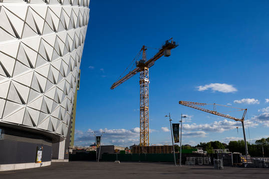 Byggkranar i närheten av Friends Arena
