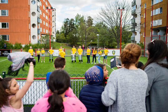Åskådare följer Solna Kulturskolas uppträdande