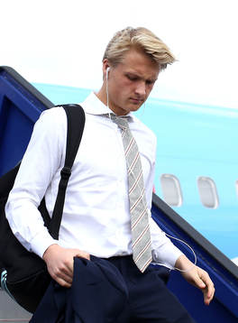 Kasper Dolberg of Ajax arrives with team mates