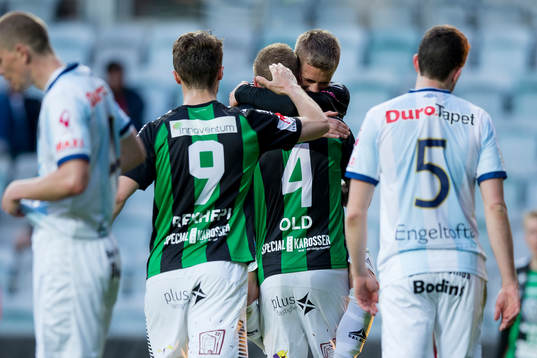 GAIS Steven Old jublar och omfamnas av Erik Westermark