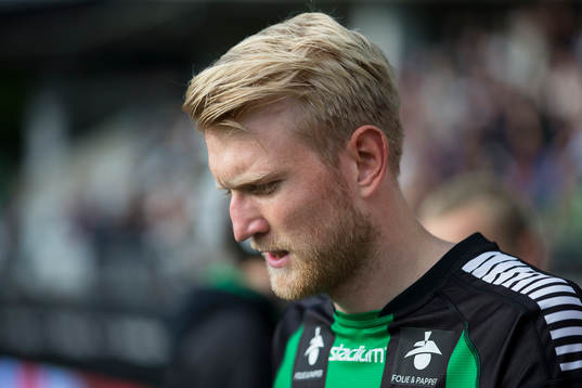 GAIS Carl Nyström på väg in till fotbollsmatchen i
