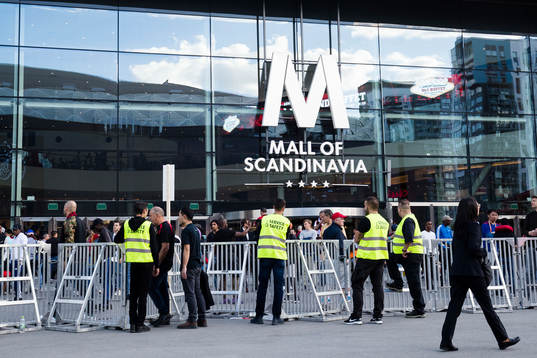 Publikinsläpp utanför Mall of Scandinavia innan finalen i