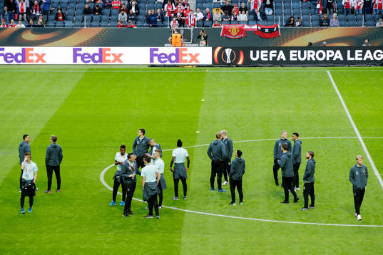 Ajax spelare inspekterar planen